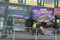 광화문 상인들 ‘아미 특수’…“핫팩·닭강정 인기” [BTS 컴백]
