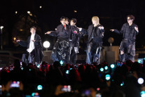 이제 ‘BTS의 시대’…영국 오피셜 앨범 차트 1위·‘스윔’ 2위