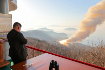 북, ICBM 추진력 높인 고체엔진 공개…미국 본토 타격 전략무기 과시