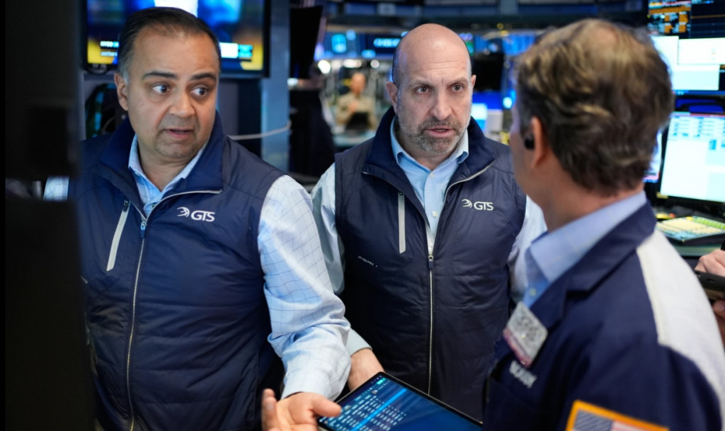 뉴욕증권거래소에서 26일(현지시간) 트레이더들이 심각한 표정으로 시황에 관해 얘기를 나누고 있다.[AP=연합]