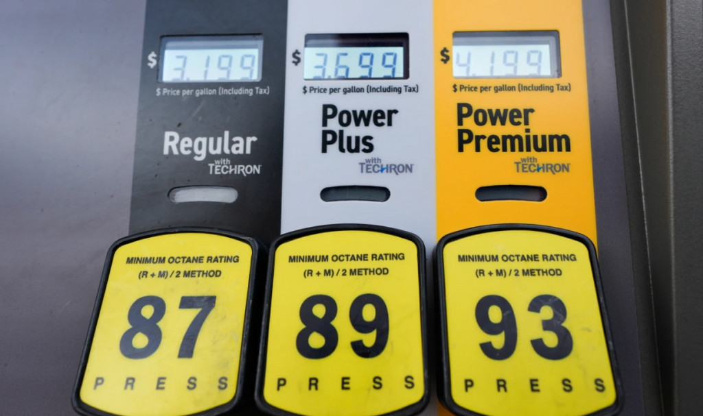 미국과 이스라엘의 이란 공격으로 전 세계 원유 물동량 30%가량이 지나는 호르무즈해협이 봉쇄되면서 국제유가가 급등세를 보이고 있는 가운데 6일(현지시간) 텍사스주 리처드슨의 한 주유소에 휘발유, 경유 등의 가격이 표시돼있다. [AP=연합자료]