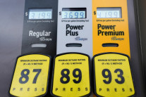 “유가 어디까지 뛰나” 브렌트유, 3년7개월만에 최고치…국제유가, 이란 항전의지에 3%↑