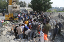 [하메네이 사망] 이란 초교에 떨어진 미사일…165명 사망