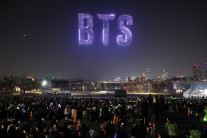 한강 상공에 BTS 얼굴 떴다…“서울이 환영해주는 기분” [BTS 컴백]