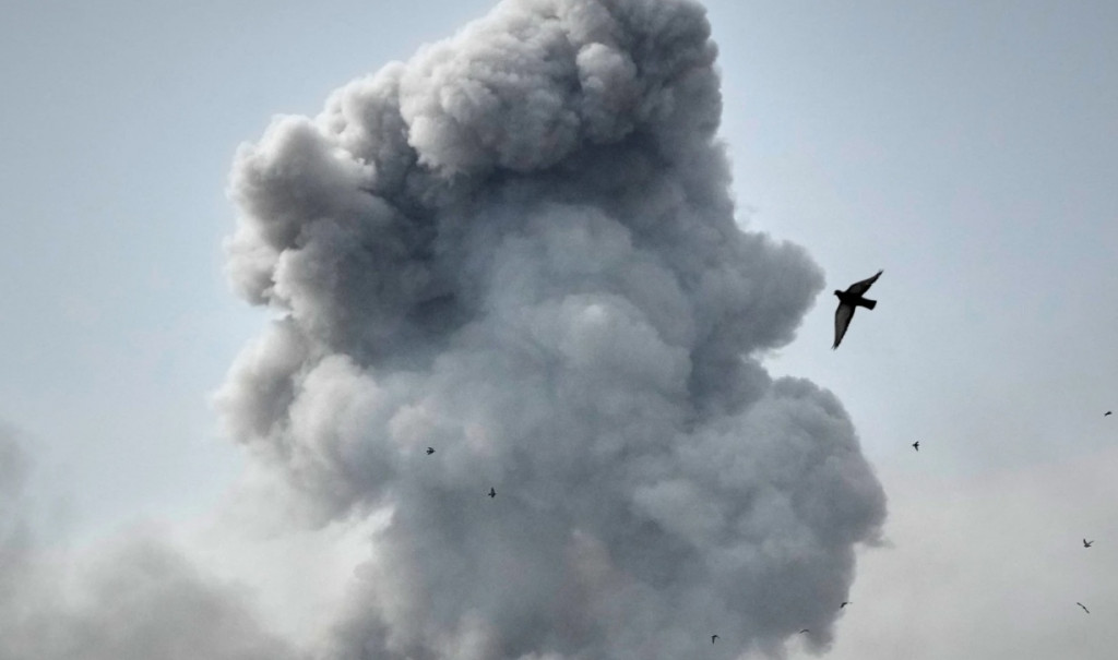 이란의 수도 테헤란 상공에 폭격으로 치솟아 오르는 연기 사이로 새들이 날고 있다.[AP=연합]