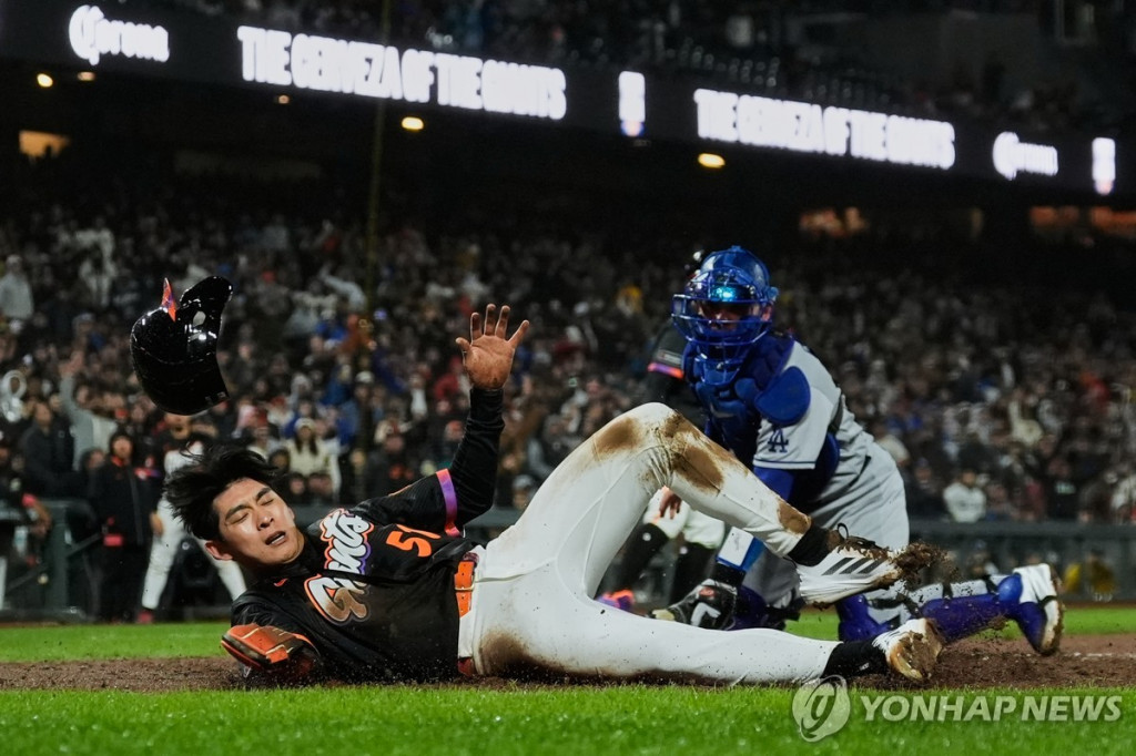 이정후가 6회 2사후 우전안타로 나간 뒤 후속 엘리어트 라모스의 중전 안타 때 1루에서 홈까지 질주하다가 태그아웃 되고 있다.[AP=연합]