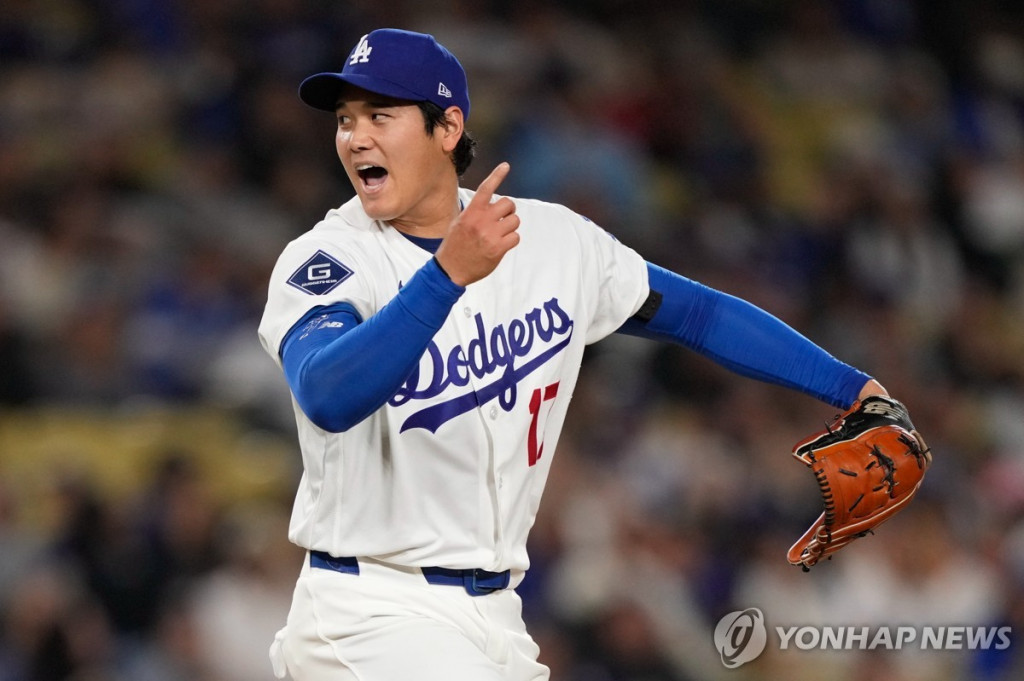 오타니 쇼헤이가 28일(현지시간) 마이애미 말린스를 상대로 선발등판 홈경기에서 타구에 대한 송구수비방향을 가리키고 있다. [AP=연합]