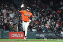 이정후 2호 홈런 장외로 ‘쾅’…김혜성 시즌 4번째 멀티 히트