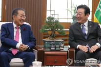 이 대통령, 홍준표 전 대구시장과 오찬…홍 “MB 예우복원 요청”