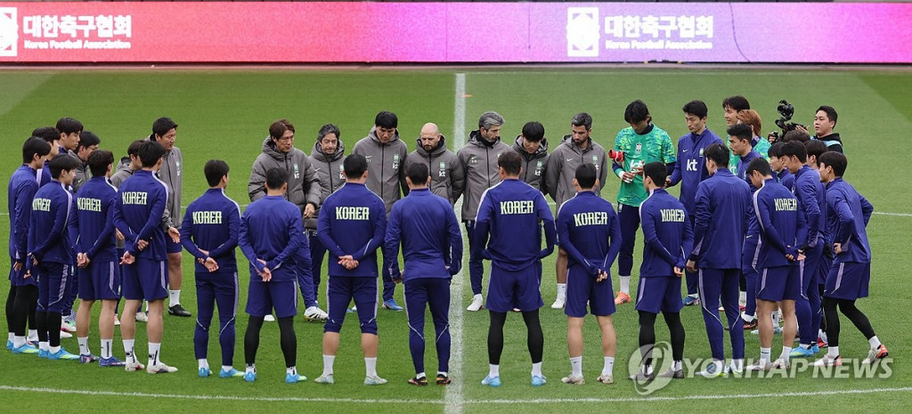 한국 월드컵 대표팀이 지난 3월 27일 영국 밀턴킨스 스타디움MK에서 코트디브와르와 치를 평가전에 앞서 훈련준비를 하고 있다.[연합]