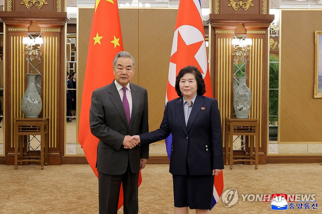  최선희 북한 외무상이 지난 9일 평양 금수산영빈관에서 왕이 중국 외교부장과 회담을 진행했다고 조선중앙통신이 10일 보도했다. 사진은 최선희 북한 외무상(오른쪽)과 왕이 중국 외교부장이 악수를 하며 기념촬영을 하고 있다.(평양 조선중앙통신=연합)