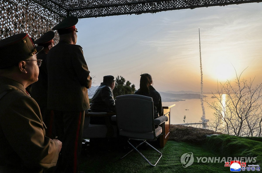  북한이 단거리 지대지 탄도미사일 집속탄두 위력을 평가하는 시험발사에 성공했다고 밝혔다.(평양 조선중앙통신=연합)