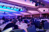 백악관 기자단 만찬장 총성에 트럼프 피신…총격범 체포