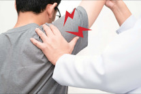팔 들 때마다 ‘악’소리 나는 오십견…온찜질·스트레칭 꾸준히