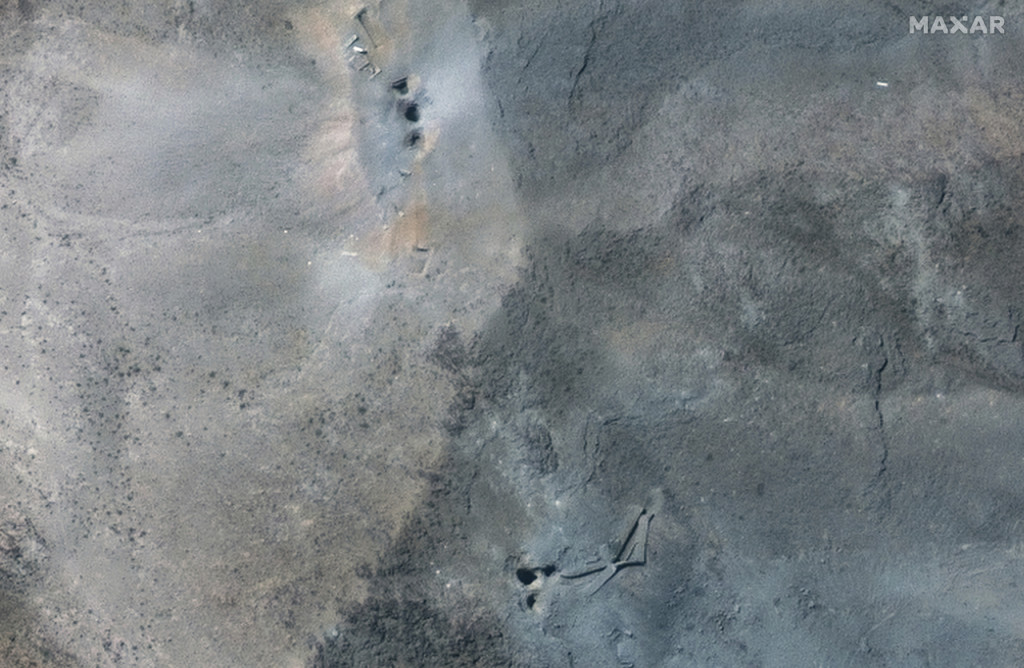 미국이 지난해 6월 공습한 이란 포르도 핵시설을 촬영한 위성사진. 사진에서 미국의 GBU-57 벙커버스터 폭탄이 떨어져 만들어진 것으로 추정되는 구멍들이 보인다. 총 6개의 구멍이 2개 지점에 3개씩 모여 있다. [막사르 테크놀로지 제공]