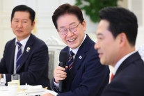 李대통령 지지율 67%, 2주째 최고…민주 48% vs 국힘 20% [數싸움]