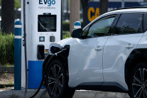 항공편 이어 화물운송도 줄였다…전기차만 잘 나가는 이란전쟁 후폭풍