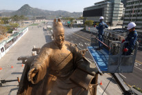 ‘봄맞이’ 세종대왕·이순신장군 동상 세척