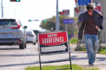 미국 3월 고용 17만8천명 ‘깜짝 증가’…실업률 4.3%