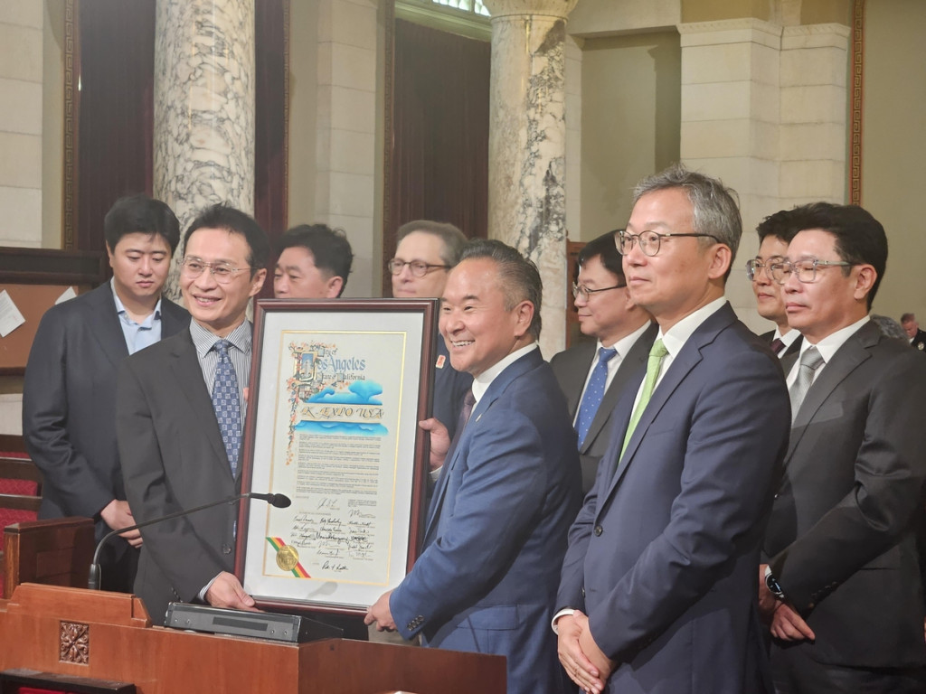 8일(현지시간) 미국 캘리포니아주 로스앤젤레스(LA) 시청에서 '한류 종합행사'인 K-엑스포 개최를 선포했다. 맨 앞 왼쪽부터 유현석 한국콘텐츠진흥원 원장 직무대행, 존 리 LA 시의원, 김영완 LA총영사.[연합]