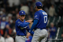 다저스 방망이 살아났다…프리랜드, 터커 홈런 앞세워 휴스턴에 8-3 승리