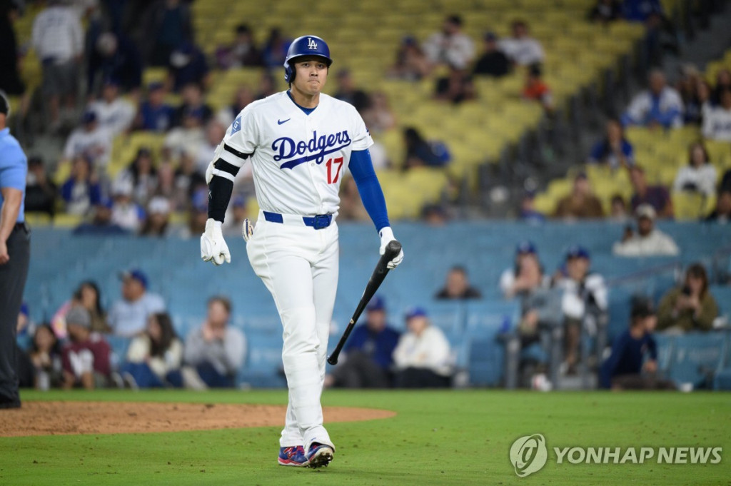 오타니가 삼진을 당한 뒤 덕아웃으로 돌아가고 있다.[AP=연합]