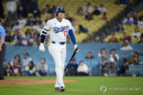 마운드 펄펄·방망이 꽁꽁…’실내 루틴’ 벗고 야외 타격훈련으로 해법 찾는 오타니