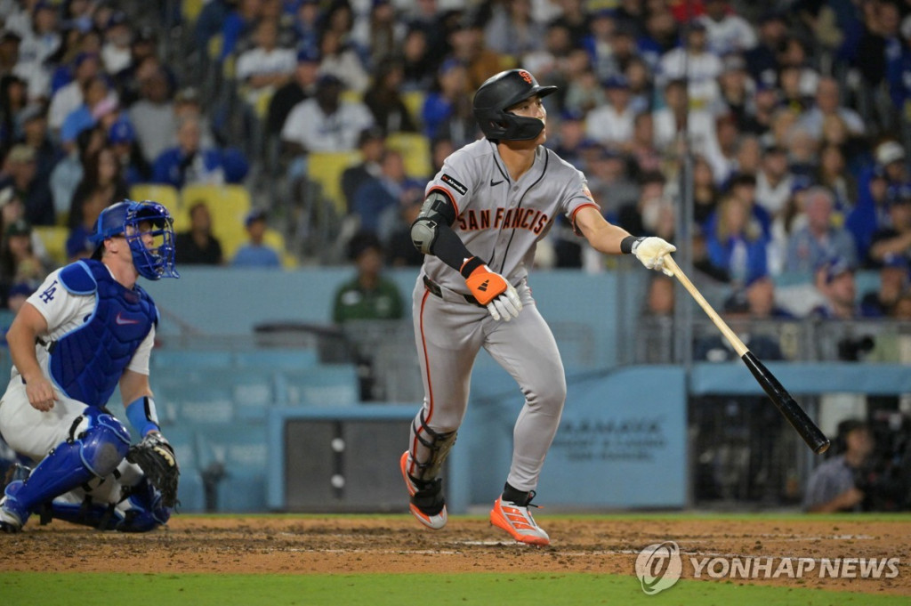 이정후가 2루타를 날리고 있다.[Imagn Images=연합]