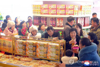 평양선 1달러에 7만100원, 올들어 80% 뛰어…”통화량 증가 때문”