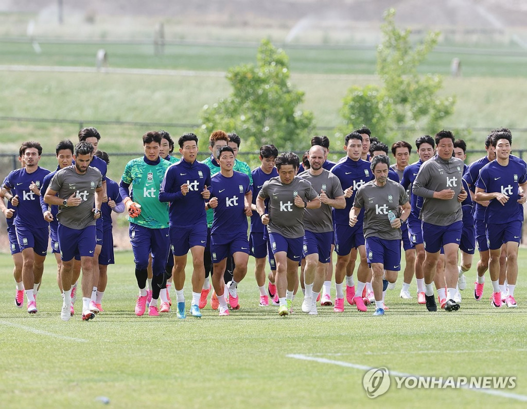 26일(현지시간) 오후 미국 유타주 헤리먼에 위치한 자이언스뱅크 트레이닝센터에서 축구 국가대표팀 손흥민과 황희찬, 조규성 등 선수들이 훈련을 하고 있다. [헤리먼(미국 유타주)/연합] 