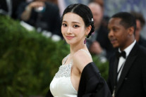평소와 다른 분위기 뽐낸 제니·카리나…‘멧 갈라’ 빛낸 K팝 스타
