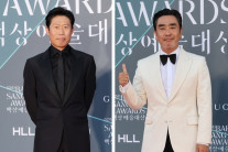 ‘30년 지기’ 유해진·류승룡, 나란히 ‘백상’ 대상…“감개무량”