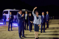 “사나에 사랑해” 한국여고생 환영에 감동한 일본 총리, 기념사진도 ‘찰칵’