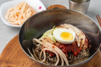 냉면에 얹은 삶은 계란 ‘살모넬라’ 조심…식약처 “만지고 손 씻어야”