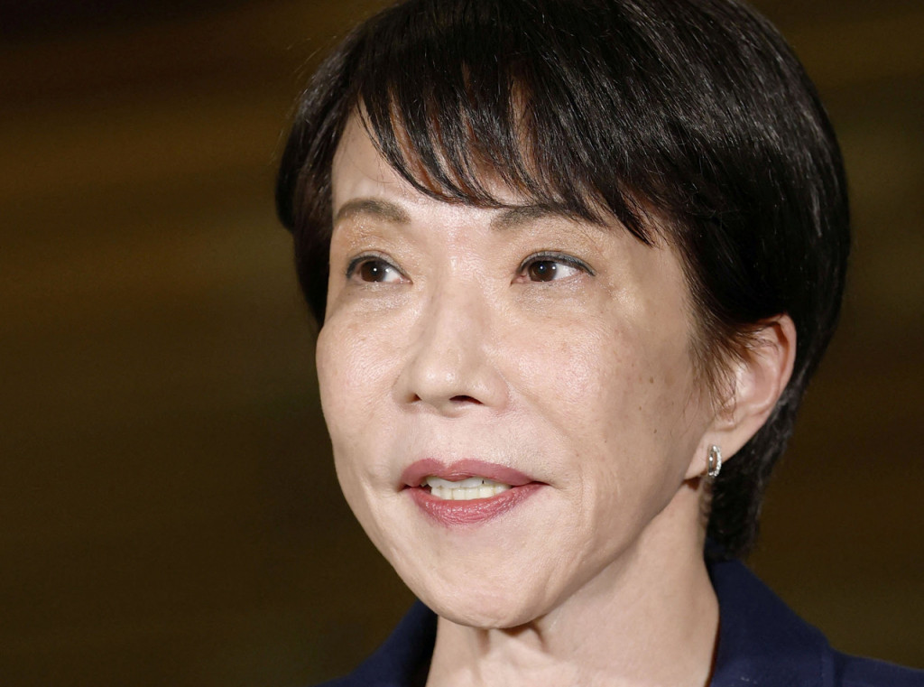 지난 15일 일본 도쿄 총리 관저에서 도널드 트럼프 미국 대통령과 전화 통화를 마친 다카이치 사나에 일본 총리가 취재진들에게 발언하고 있다. [로이터]