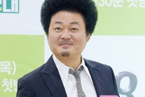 ‘자연인’ 윤택, 어르신 폐가 수리 이어…이번엔 쓰레기 줍기 선행