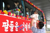 내고향축구단 귀국 ‘화려한 꽃장식 버스’…“장한 딸들, 조선사람 본때 과시”