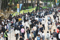 포켓몬 보러 북새통…서울국제정원박람회 첫날 30만명 ‘역대 최다’