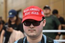 트럼프 충성 경쟁에 휘청이는 공화당…MAGA 결집할수록 중도층 놓쳐[디브리핑]