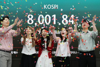 코스피, 장중 8000 찍고 급락 전환…외국인 4.5조 매도에 사이드카 발동