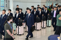 내고향여자축구단 입국…북한 선수단 8년 만에 방한