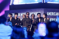 ‘유일무이’ BTS 3관왕, ‘케데헌’ 4관왕…미국 3대 시상식 흔든 K-팝 [2026 AMA]