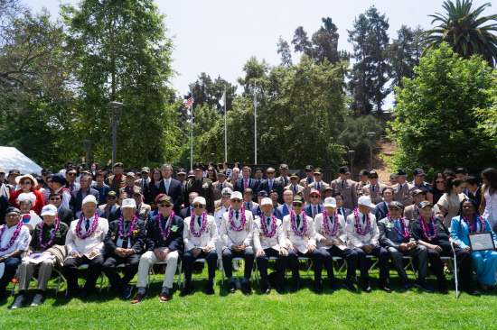 지난해 열린 한국전쟁 75주년 기념식에서 참전용사와 후손들이 기념촬영을 하고 있다.