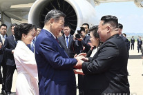 김정은·리설주, 평양공항서 시진핑 부부 직접 영접