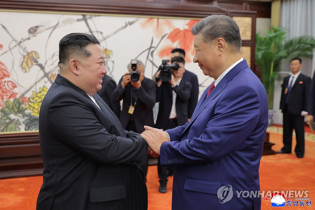2025년 9월 전승절 80주년 열병식 참석을 위해 중국을 방문한 김정은 북한 국무위원장이 시진핑 중국 국가 주석과의 회담에서 악수하고 있다.(평양 조선중앙통신=연합 자료)