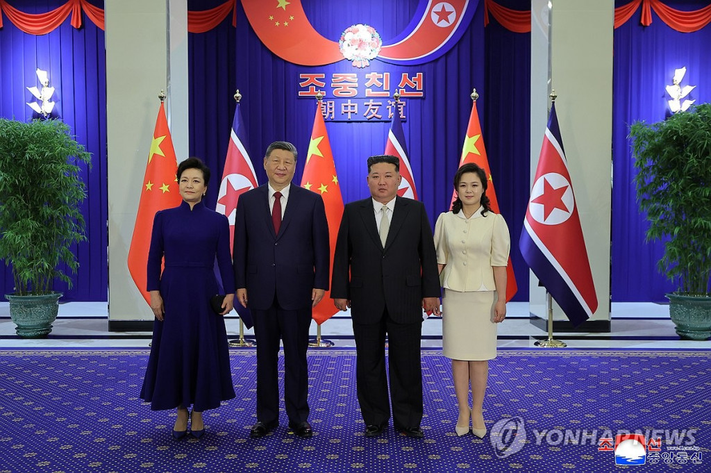 김정은 북한 국무위원장이 지난 8일 북한을 방문한 시진핑 중국 국가주석을 환영하여 평양 목란관에서 연회를 마련했다고 조선중앙통신이 9일 보도했다. 김정은 부부와 시진핑 부부가 연회에 앞서 기념촬영하고 있다.(평양 조선중앙통신=연합)