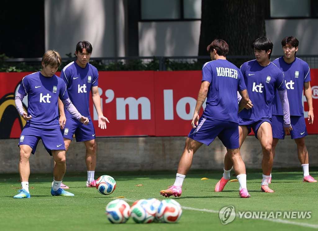 2026 북중미 월드컵에 출전한 한국 축구 국가대표팀 이강인 등 선수들이 27일(현지시간) 오전 멕시코 과달라하라 인근 사포판의 치바스 바예 베르데에서 훈련하고 있다. 사포판(멕시코 할리스코주)/연합
