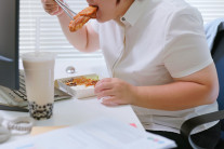 “빨리빨리 먹어!”…한국 직장인 점심문화, ‘비만’ 부추긴다