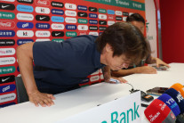 홍명보 감독 사퇴…“진심 죄송. 모든 판단 기준은 ‘한국 축구’”