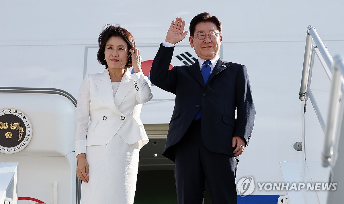 나토 정상회의 일정을 마친 이재명 대통령과 김혜경 여사가 8일(현지시간) 튀르키예 앙카라 에센보아 국제공항 공군 1호기에서 환송객을 향해 인사하고 있다.(앙카라=연합)